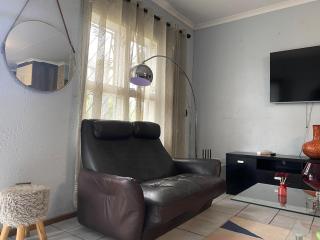 Cozy two bedroom apartment with Study - Sandton - 0