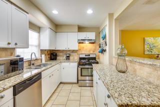 Welcoming Home about 6 Mi to Downtown San Antonio! - 3