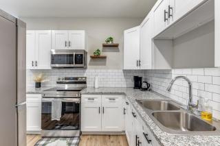 Posh royalty living in a gated new neighborhood! - 8