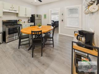 Main St New with AC Monthly stays Charming Cottage KING BED - Philomath - 8