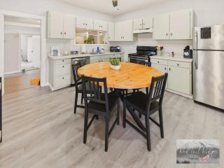 Main St New with AC Monthly stays Charming Cottage KING BED - Philomath - 1