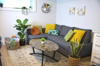 Centrally Located Modern Suite - North Vancouver - 7