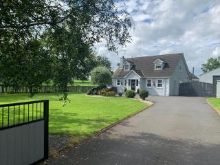 Large detached 3 bedroom house - - 6