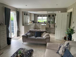 Large detached 3 bedroom house - - 2