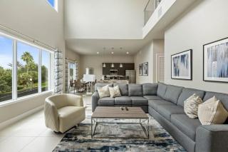 Massive 4 000 sqft Luxury Duplex - 0