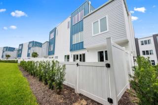 Massive 4 000 sqft Luxury Duplex - 8