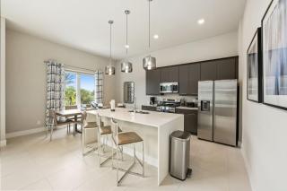 Massive 4 000 sqft Luxury Duplex - 8