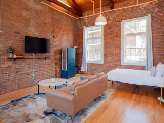 Jennifer's Historic Brick Riverfront Loft Apartment - Providence - 2