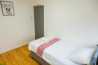 Beautiful Modern Home in London, Free Parking, Family Home, Sleeps 9, Close to Railway Station - Goodmayes - 6
