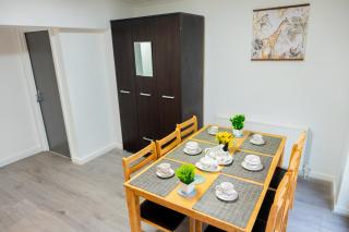 Beautiful Modern Home in London, Free Parking, Family Home, Sleeps 9, Close to Railway Station - Goodmayes - 3