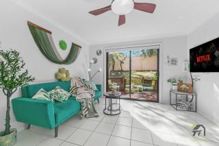 Sunny and Vibrant Home - Blacktown - 0