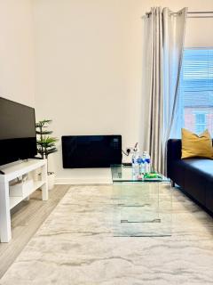 Modern, Pristine & Well-appointed 1 Bed Flat in City Centre - Free Parking - Northampton - 0