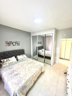 3 Bedrooms Cozy Apartment Prime Location Walk Anywhere شقة مفروشة واسعة شارع الجاردنز - 5