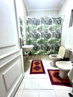3 Bedrooms Cozy Apartment Prime Location Walk Anywhere شقة مفروشة واسعة شارع الجاردنز - Amman - 3
