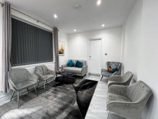 Stylish 2 Bedroom Flat City Centre - Free Parking - 3