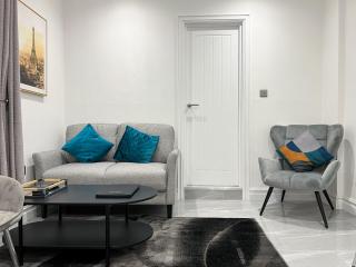 Stylish 2 Bedroom Flat City Centre - Free Parking - 2