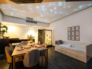 Luxurious 2BR Apt with Marina View & Private Jacuzzi - 4