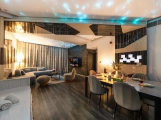 Luxurious 2BR Apt with Marina View & Private Jacuzzi - 3