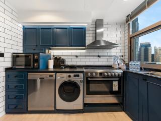 Luxurious 2BR Apt with Marina View & Private Jacuzzi - 1