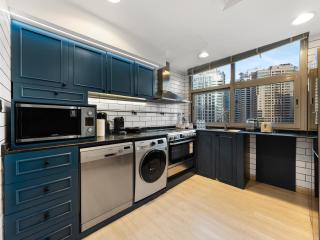 Luxurious 2BR Apt with Marina View & Private Jacuzzi - 2