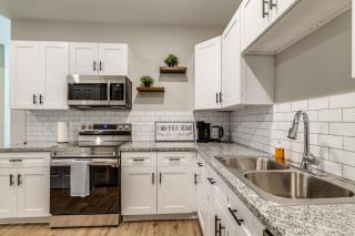 Elegant stylish home in gated neighborhood! - Houston - 6