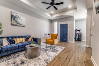 Elegant stylish home in gated neighborhood! - Houston - 5