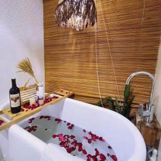 Condo in QC - Minimalist w Bath Tub near GMA EDSA - Manila - 1