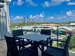 Unit 202 Plantation Resort - Rainbow Beach Aircon.Wifi.Pool. Views - Rainbow Beach - 2