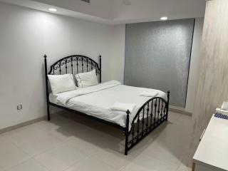 Pinnacle Row - Modern 3-Bedroom Haven - Muscat - 2
