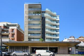 Cozy 3BR Home with Large Balcony for Relaxation - Sydney - 2
