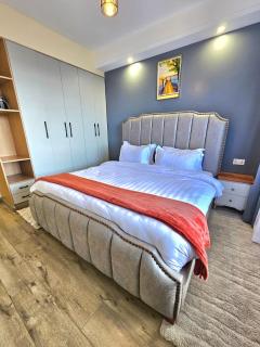 elegant urban escape apartment with heated swimming pool, fully equipped gym,children playing ground,amazing city views and private parking space - Nairobi - 0