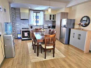elegant urban escape apartment with heated swimming pool, fully equipped gym,children playing ground,amazing city views and private parking space - Nairobi - 3