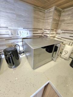 elegant urban escape apartment with heated swimming pool, fully equipped gym,children playing ground,amazing city views and private parking space - Nairobi - 2