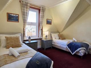 Inverness City 4 Bedroom house free parking - 4