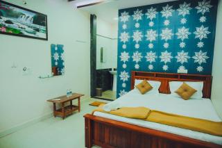 Royal Delux Lodge & Rooms - Hampi - 4
