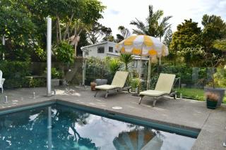 Stanmore Bay lush garden with pool, close to beach - Whangaparaoa - 7