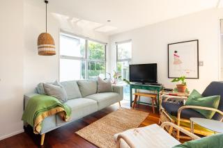 Stanmore Bay lush garden with pool, close to beach - Whangaparaoa - 4