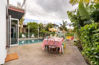 Stanmore Bay lush garden with pool, close to beach - Whangaparaoa - 2