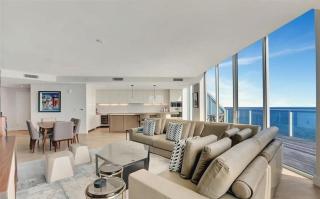 Four Bedroom Condo 5-Star Beachfront Living - Fort Lauderdale - 9
