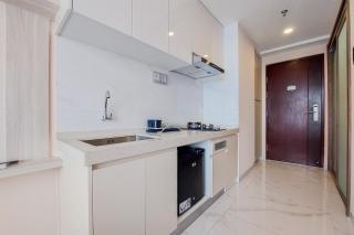 Cozy Design Studio at 21st Floor Sky House BSD Apartment By Travelio - Tangerang - 1