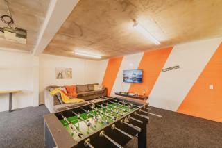 Adventure & Relaxation Cozy 3BR Stay with Games & Scenic Views - Christchurch - 9