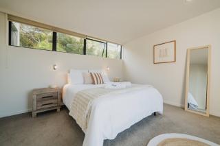 Adventure & Relaxation Cozy 3BR Stay with Games & Scenic Views - Christchurch - 6