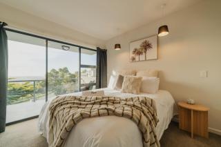 Adventure & Relaxation Cozy 3BR Stay with Games & Scenic Views - Christchurch - 5