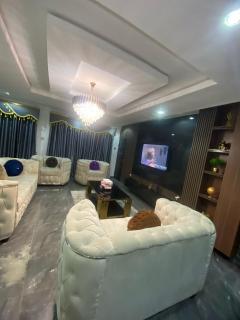 Luxury 2 Bedroom Apartment - 4