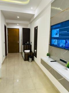 Red Wood Vacation Homes-Omaxe Hazratganj - Lucknow - 2