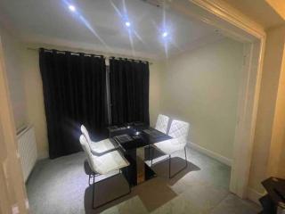 Charming House with Garden - Sleeps 6 & Parking - 3