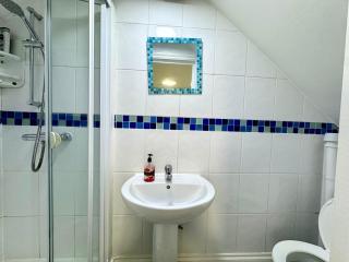 3 Bedrooms Spacious House, Separate Reception, 2 Full Bathrooms, Parking, Garden - Londra - 3