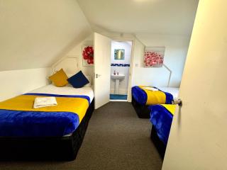 3 Bedrooms Spacious House, Separate Reception, 2 Full Bathrooms, Parking, Garden - Londra - 2