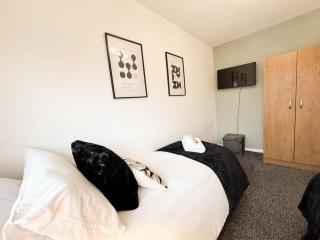 Cozy 2 Bed - Free Parking, Great Location by Vista Stays Short Lets Manchester - 7