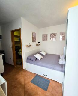 Private bedroom with bathroom - 6